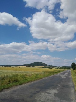 Góra na której znajduje się zamek Grodziec (wygasły wulkan). Copyright Paweł Kaczmarek
