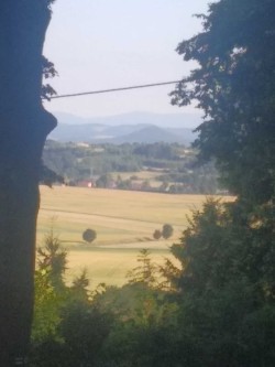Widok z góry (nie szczytu) na której znajduje się zamek Grodziec - na horyzoncie widać wygasły wulkan w Ostrzycy Proboszczowickiej. Copyright Paweł Kaczmarek
