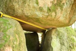 Dolmen w Borkowie. Blok ze śladami cięcia. Widoczna rozwinięta miarka wzdłuż przypuszczalnej powierzchni ciętej. Copyright: Paweł Kaczmarek